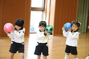 体操教室　ーボール投げー　ひまわり