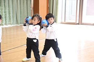 体操教室　ーボール投げー　ひまわり