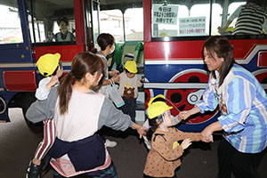 汽車バスに乗りました🚌　2歳児クラス