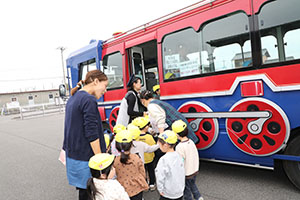 汽車バスに乗りました🚌　2歳児クラス