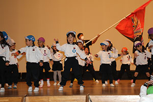 柿安シティーホールでリズム予行　年長Aチーム（C・Ｄ・Ｅ）