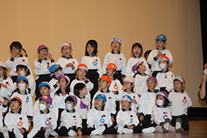 柿安シティーホールでリズム予行　年長Aチーム（C・Ｄ・Ｅ）