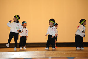柿安シティーホールでリズム予行  年少Bチーム（うさぎ・ことり・りす）