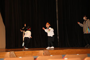 柿安シティーホールでリズム予行  年少Bチーム（うさぎ・ことり・りす）