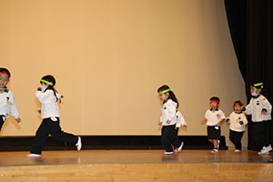 柿安シティーホールでリズム予行  年少Aチーム（こあら・ぱんだ・きりん）