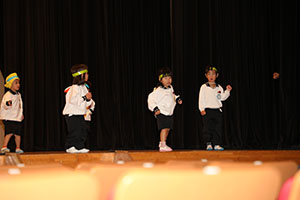 柿安シティーホールでリズム予行  年少Aチーム（こあら・ぱんだ・きりん）