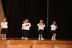 柿安シティーホールでリズム予行  年少Aチーム（こあら・ぱんだ・きりん）