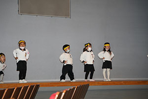 柿安シティーホールでリズム予行  年少Aチーム（こあら・ぱんだ・きりん）