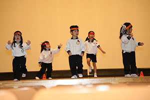 柿安シティーホールでリズム予行  年少Aチーム（こあら・ぱんだ・きりん）