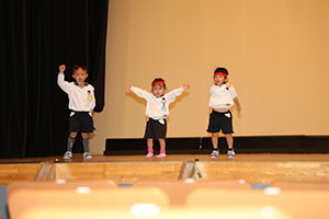 柿安シティーホールでリズム予行  年少Aチーム（こあら・ぱんだ・きりん）