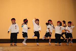 柿安シティーホールでリズム予行  年少Aチーム（こあら・ぱんだ・きりん）