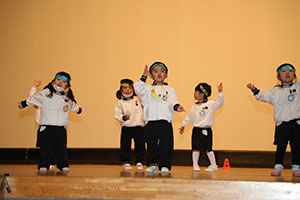 柿安シティーホールでリズム予行  年少Aチーム（こあら・ぱんだ・きりん）