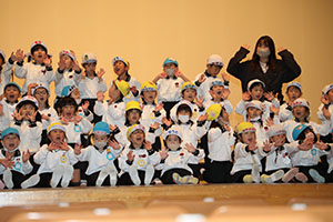 柿安シティーホールでリズム予行  年中Bチーム（ひまわり・さくら・たんぽぽ）