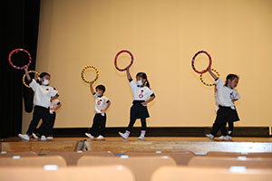 柿安シティーホールでリズム予行  年中Aチーム(ばら・すみれ）