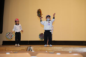 柿安シティーホールでリズム予行  年中Aチーム(ばら・すみれ）