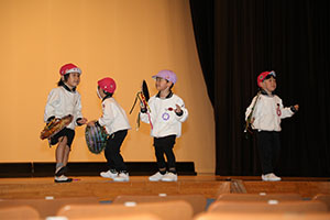 柿安シティーホールでリズム予行  年中Aチーム(ばら・すみれ）