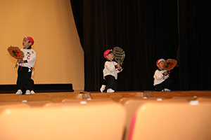 柿安シティーホールでリズム予行  年中Aチーム(ばら・すみれ）