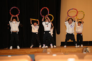 柿安シティーホールでリズム予行  年中Aチーム(ばら・すみれ）