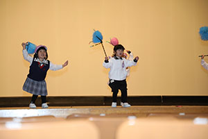 柿安シティーホールでリズム予行  年中Aチーム(ばら・すみれ）