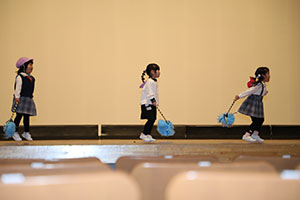 柿安シティーホールでリズム予行  年中Aチーム(ばら・すみれ）