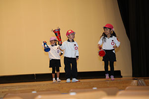 柿安シティーホールでリズム予行  年中Aチーム(ばら・すみれ）