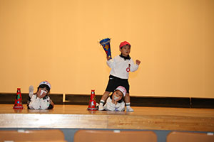 柿安シティーホールでリズム予行  年中Aチーム(ばら・すみれ）