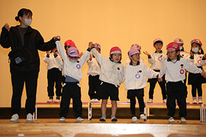 柿安シティーホールでリズム予行  年中Aチーム(ばら・すみれ）