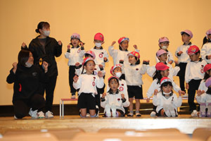 柿安シティーホールでリズム予行  年中Aチーム(ばら・すみれ）