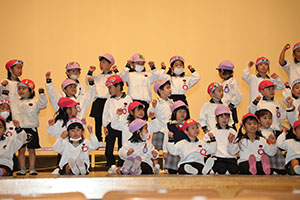 柿安シティーホールでリズム予行  年中Aチーム(ばら・すみれ）