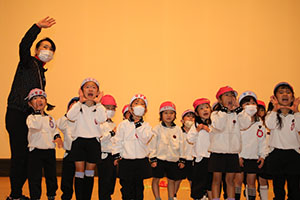 柿安シティーホールでリズム予行  年中Aチーム(ばら・すみれ）