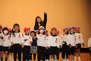 柿安シティーホールでリズム予行  年中Aチーム(ばら・すみれ）