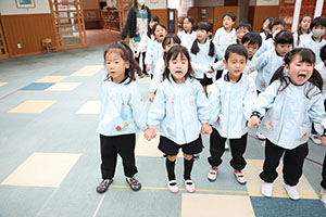 リズムフェスティバル　歌・カスタ発表ごっこ　年長