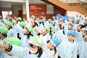 リズムフェスティバル　歌・カスタ発表ごっこ　年長