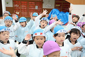 リズムフェスティバル　歌・カスタ発表ごっこ　年長