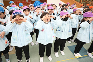 リズムフェスティバル　歌・カスタ発表ごっこ　年長