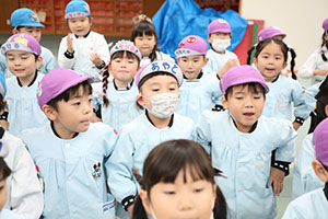 リズムフェスティバル　歌・カスタ発表ごっこ　年長