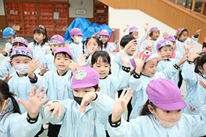 リズムフェスティバル　歌・カスタ発表ごっこ　年長