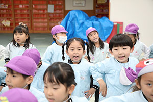 リズムフェスティバル　歌・カスタ発表ごっこ　年長