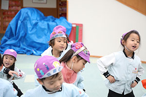 リズムフェスティバル　歌・カスタ発表ごっこ　年長