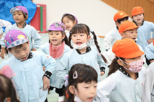 リズムフェスティバル　歌・カスタ発表ごっこ　年長