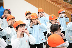 リズムフェスティバル　歌・カスタ発表ごっこ　年長