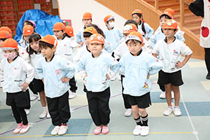 リズムフェスティバル　歌・カスタ発表ごっこ　年長