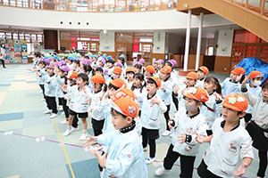 リズムフェスティバル　歌・カスタ発表ごっこ　年長