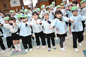 リズムフェスティバル　歌・カスタ発表ごっこ　年長