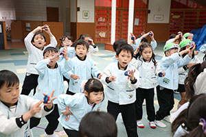 リズムフェスティバル　歌・カスタ発表ごっこ　年長