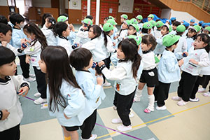 リズムフェスティバル　歌・カスタ発表ごっこ　年長