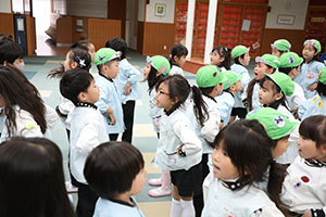 リズムフェスティバル　歌・カスタ発表ごっこ　年長