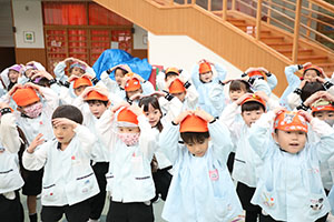 リズムフェスティバル　歌・カスタ発表ごっこ　年長