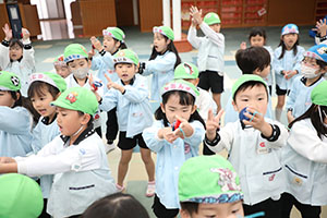 リズムフェスティバル　歌・カスタ発表ごっこ　年長