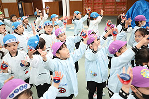 リズムフェスティバル　歌・カスタ発表ごっこ　年長